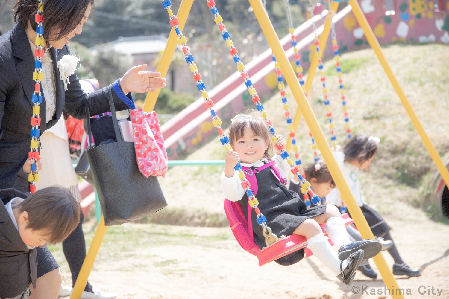 入園式後に園庭で遊ぶ園児たち