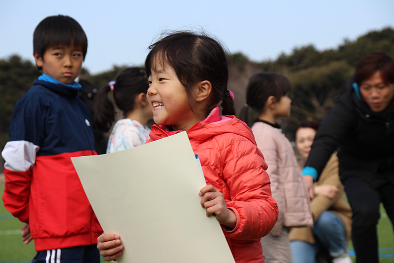 賞状を受け取り笑顔の入賞者