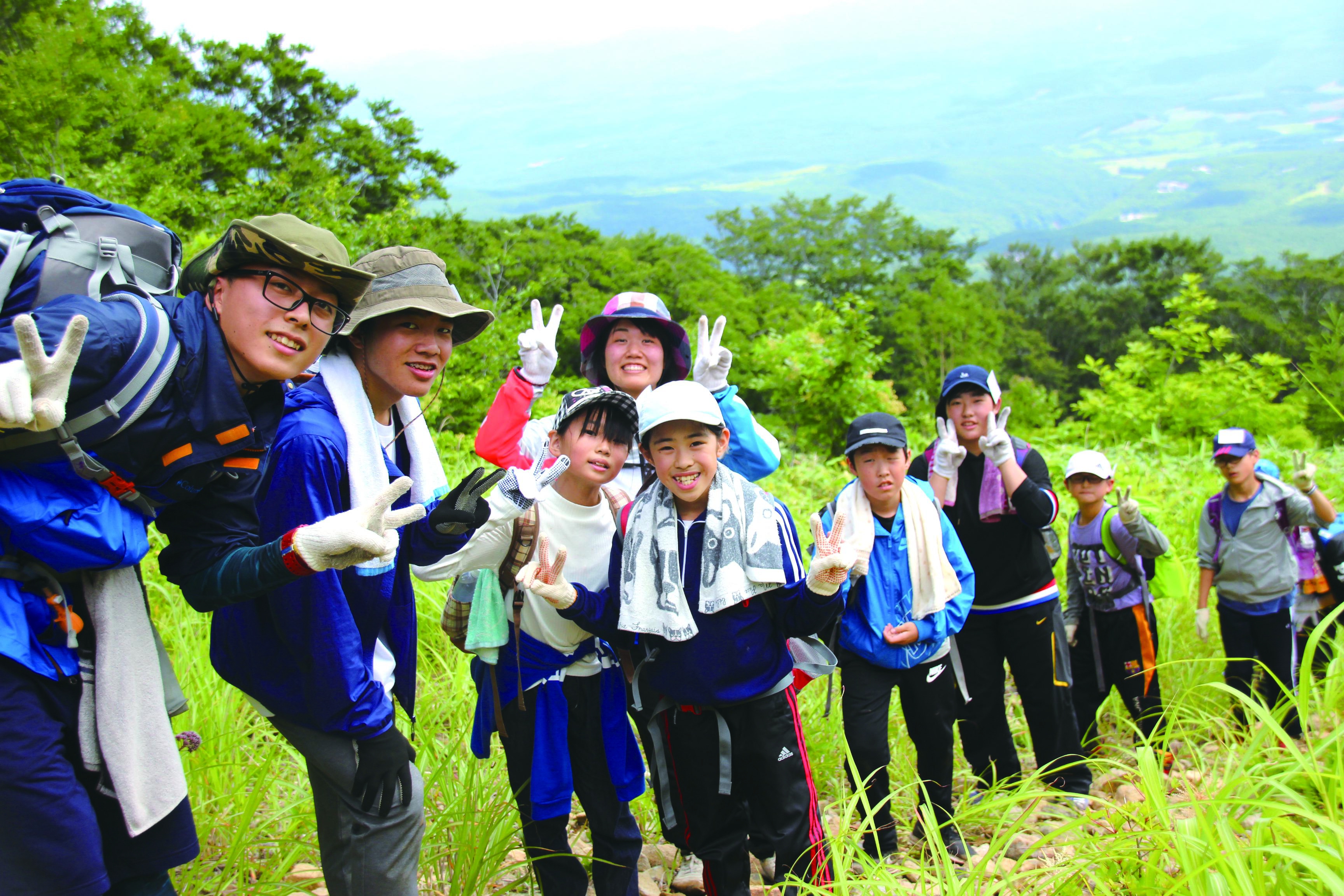 那須連山を縦走する子ども