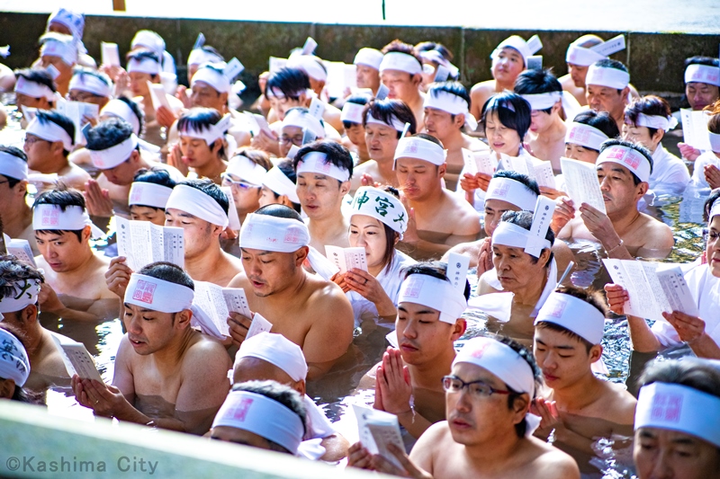 胸の辺りまで体を沈め、大祓詞（おおはらへのことば）を大きな声で唱える