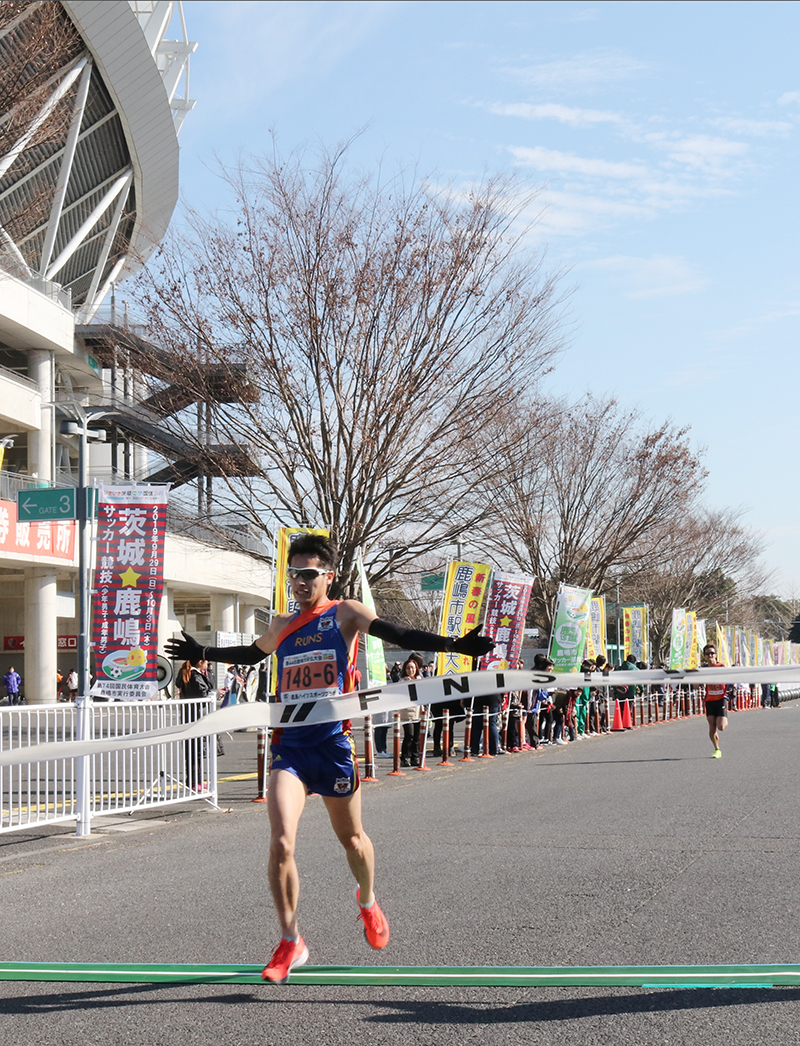 声援を受けてゴールするランナー