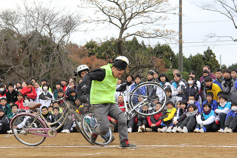 ヘルメットのあごひもを締めなかった場合の衝撃を実演