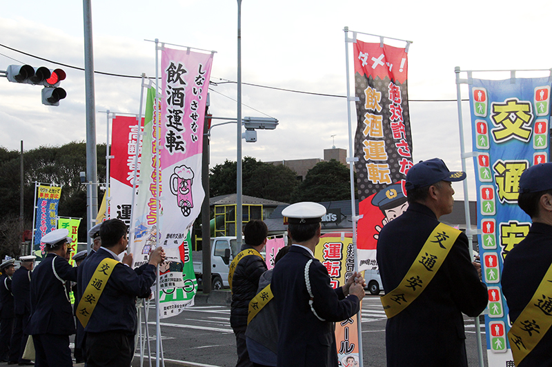 のぼり旗を掲げ街頭キャンペーン