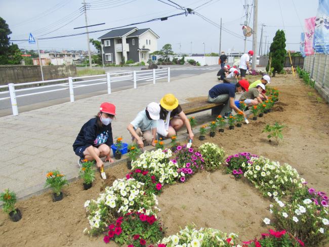 平井小児童の花植え