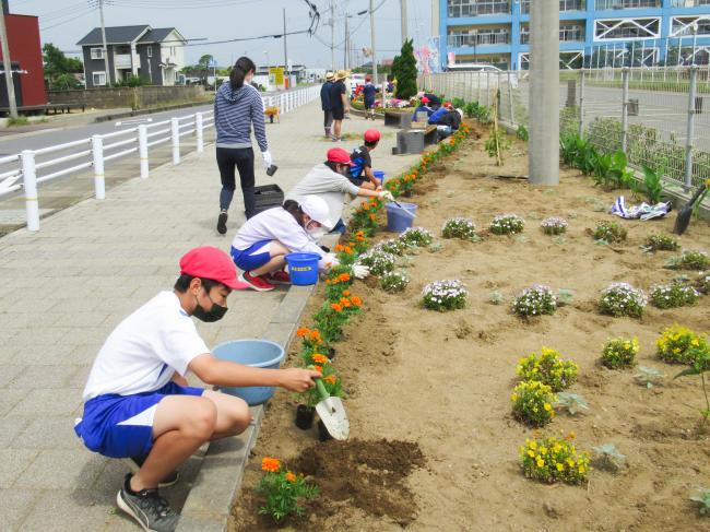 平井小児童の花植え