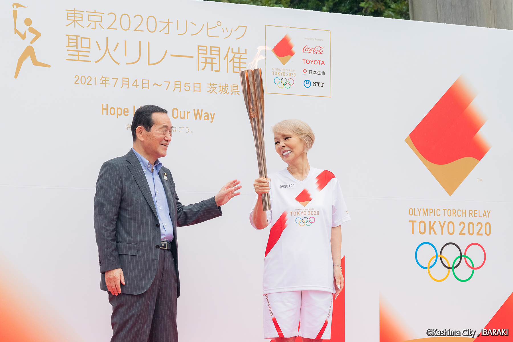 笑顔の研ナオコさんと錦織孝一鹿嶋市長