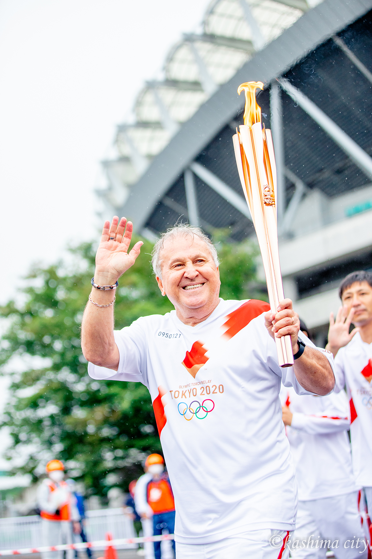 フィニッシュ地点のランナーを務めるジーコさん