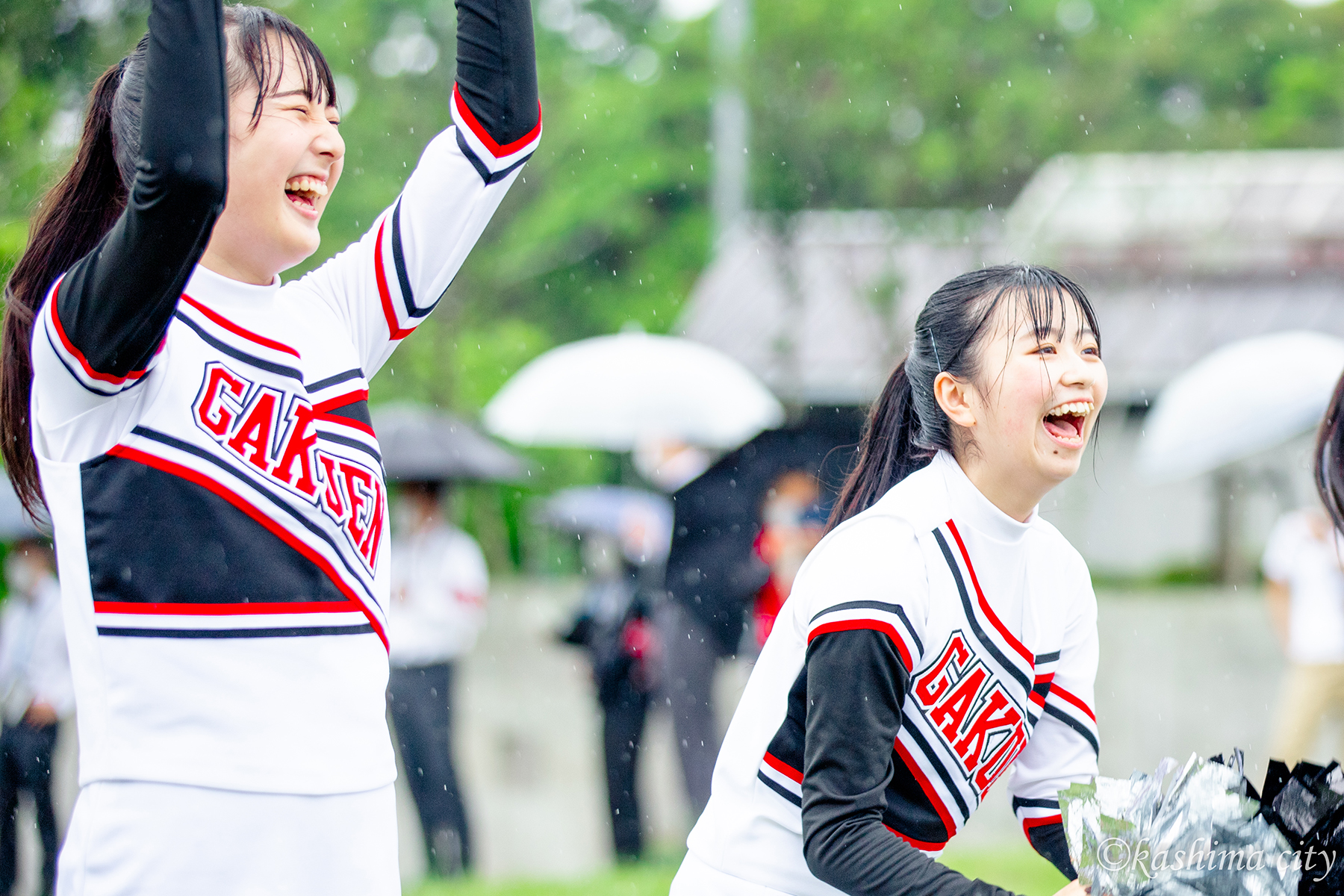 スタジアム付近ではチアガールが会場を盛り上げます