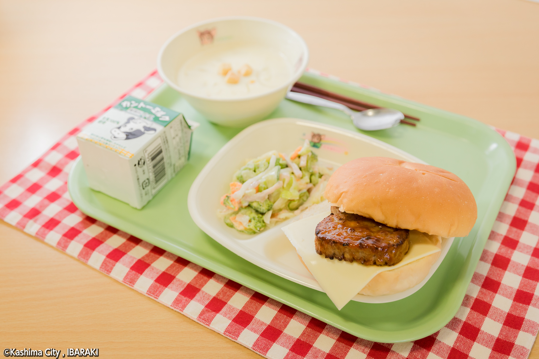 アントラーズ給食　チーズバーガー