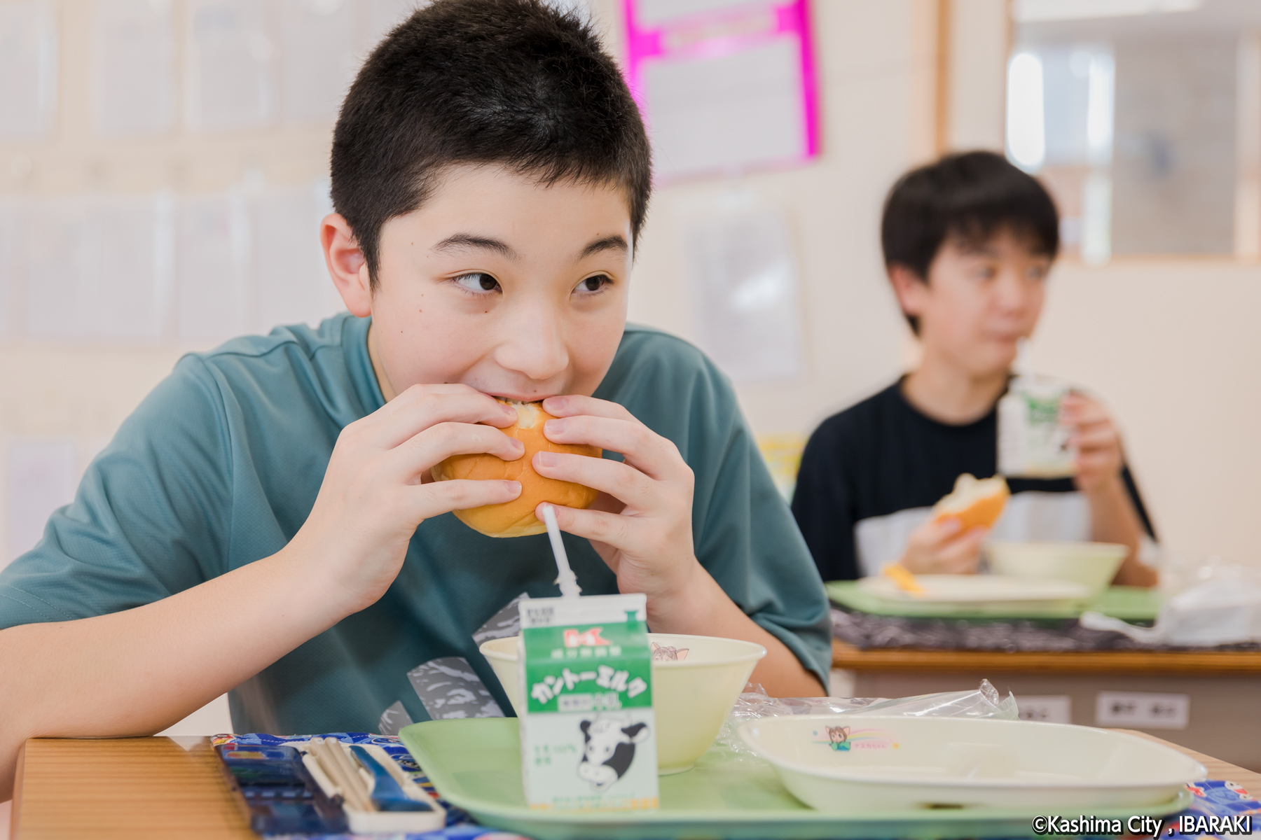 チーズバーガーを食べる児童