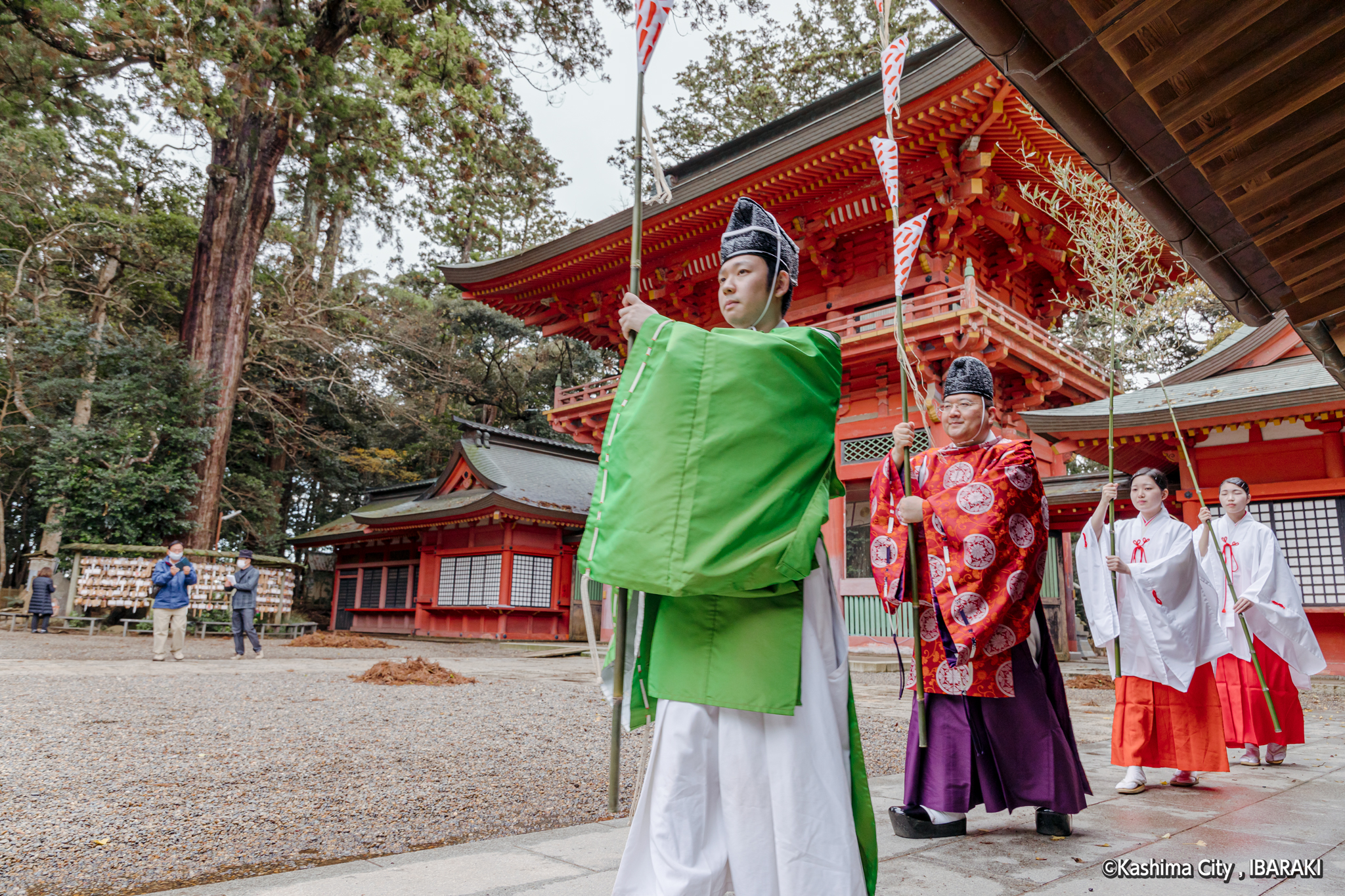 参進する神職と巫女