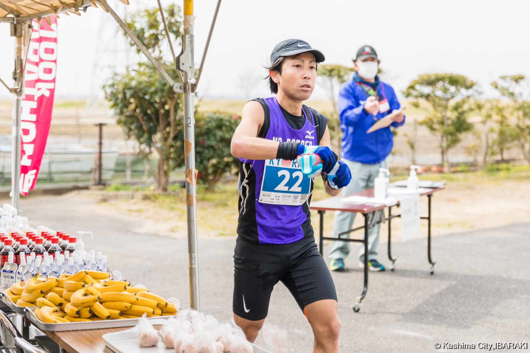 エイドステーションで補給するランナー