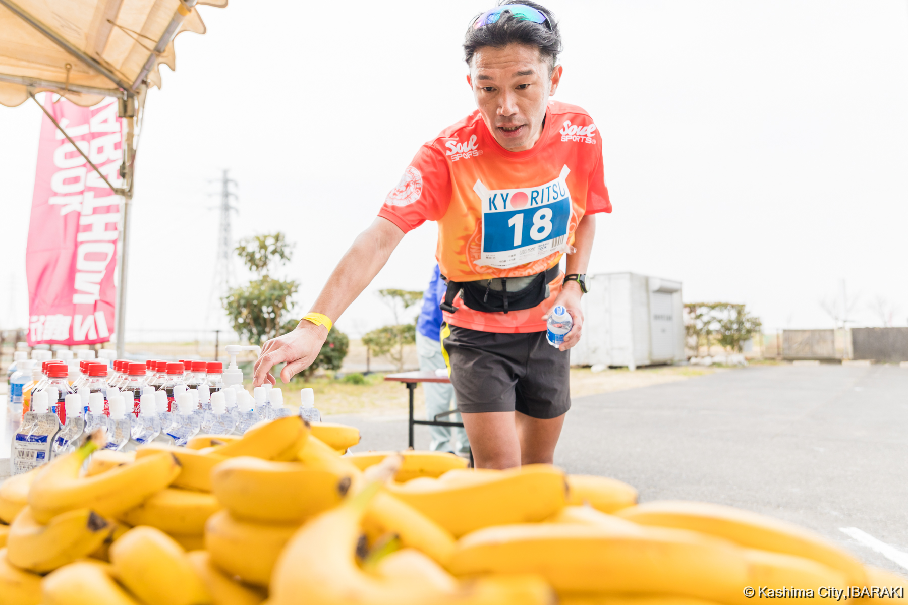 エイドステーションで補給するランナー