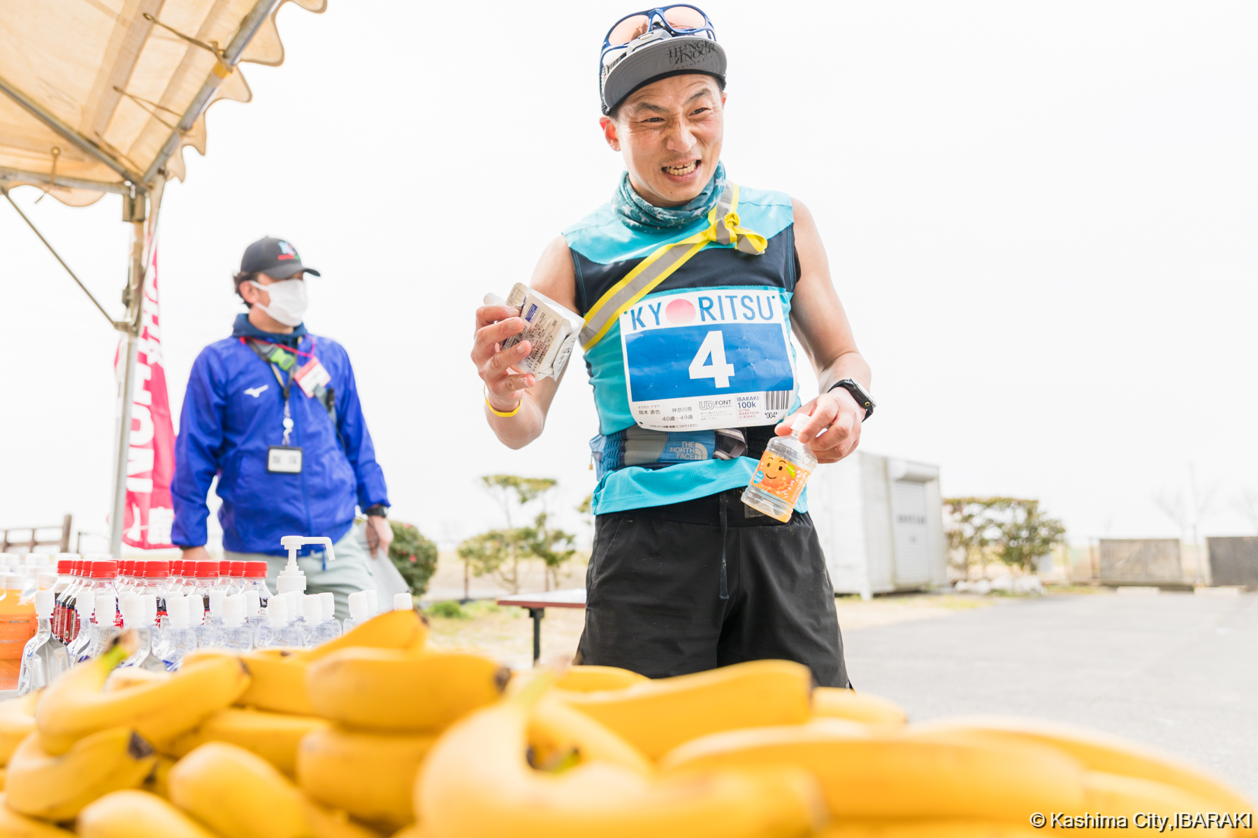 エイドステーションで補給するランナー