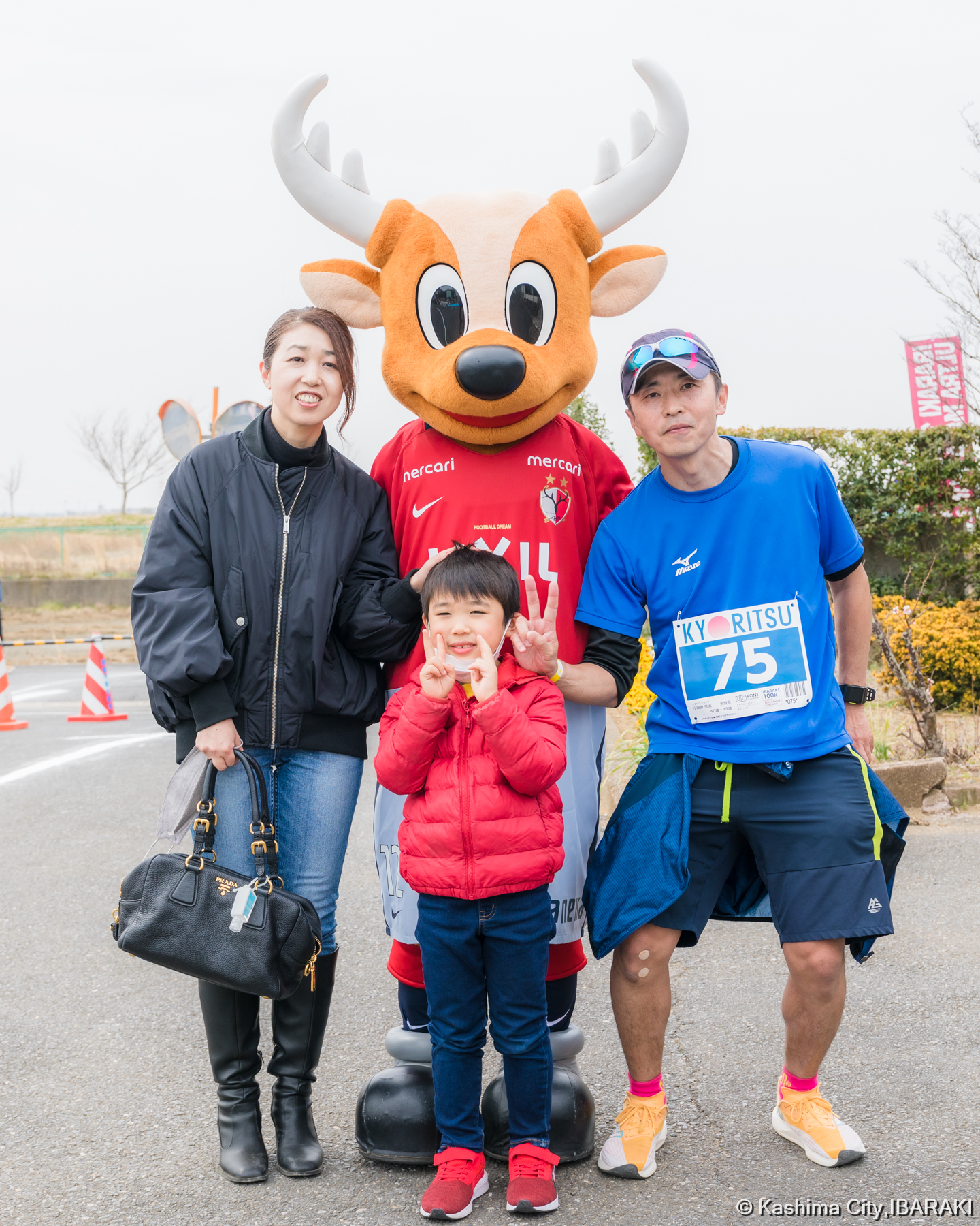 応援に駆けつけた「しかお」とランナー