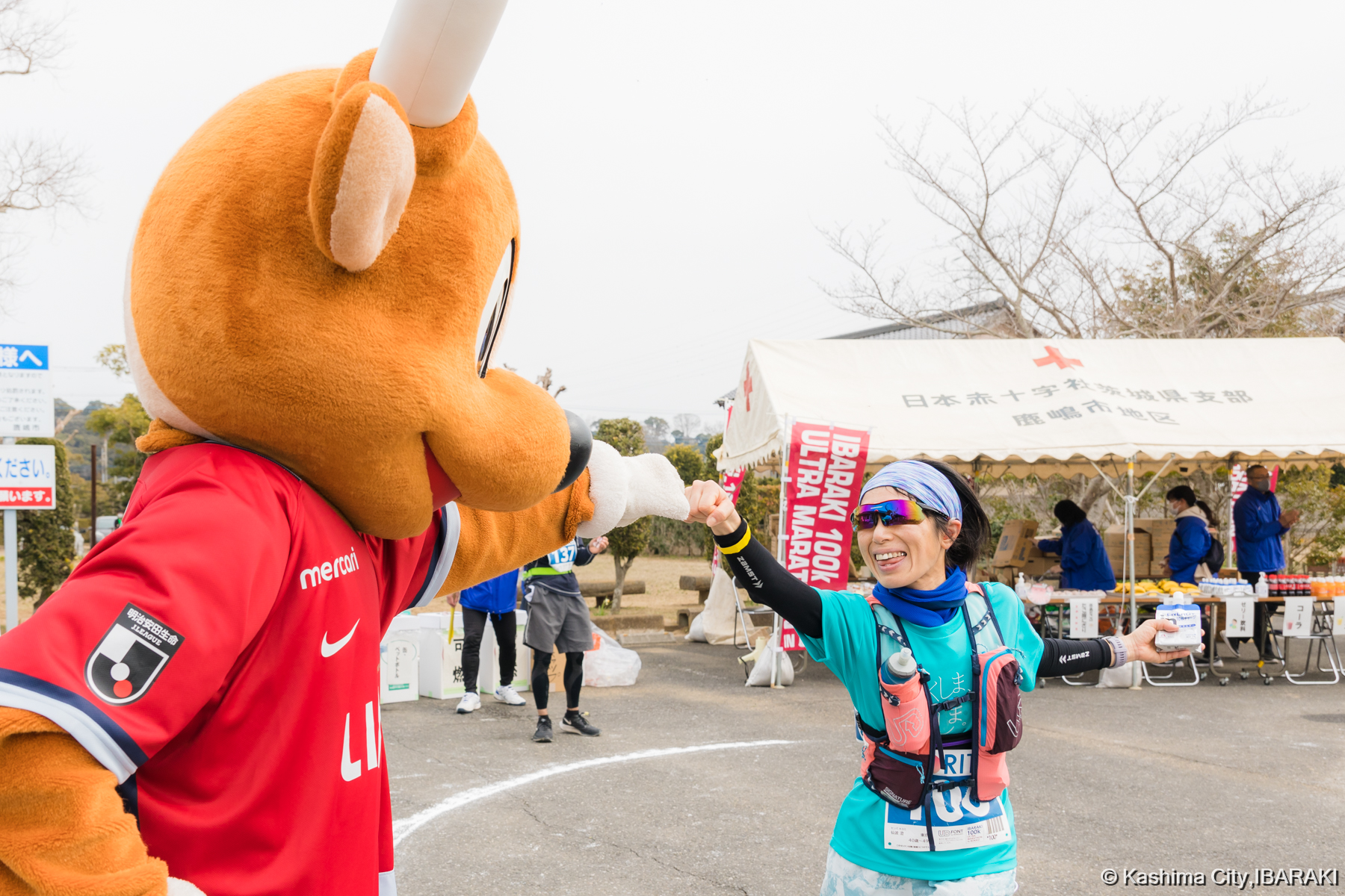 応援に駆けつけた「しかお」とランナー