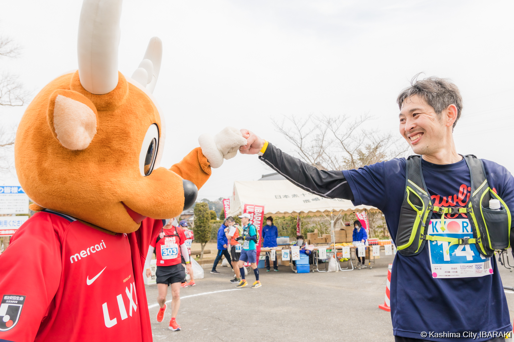 応援に駆けつけた「しかお」とランナー