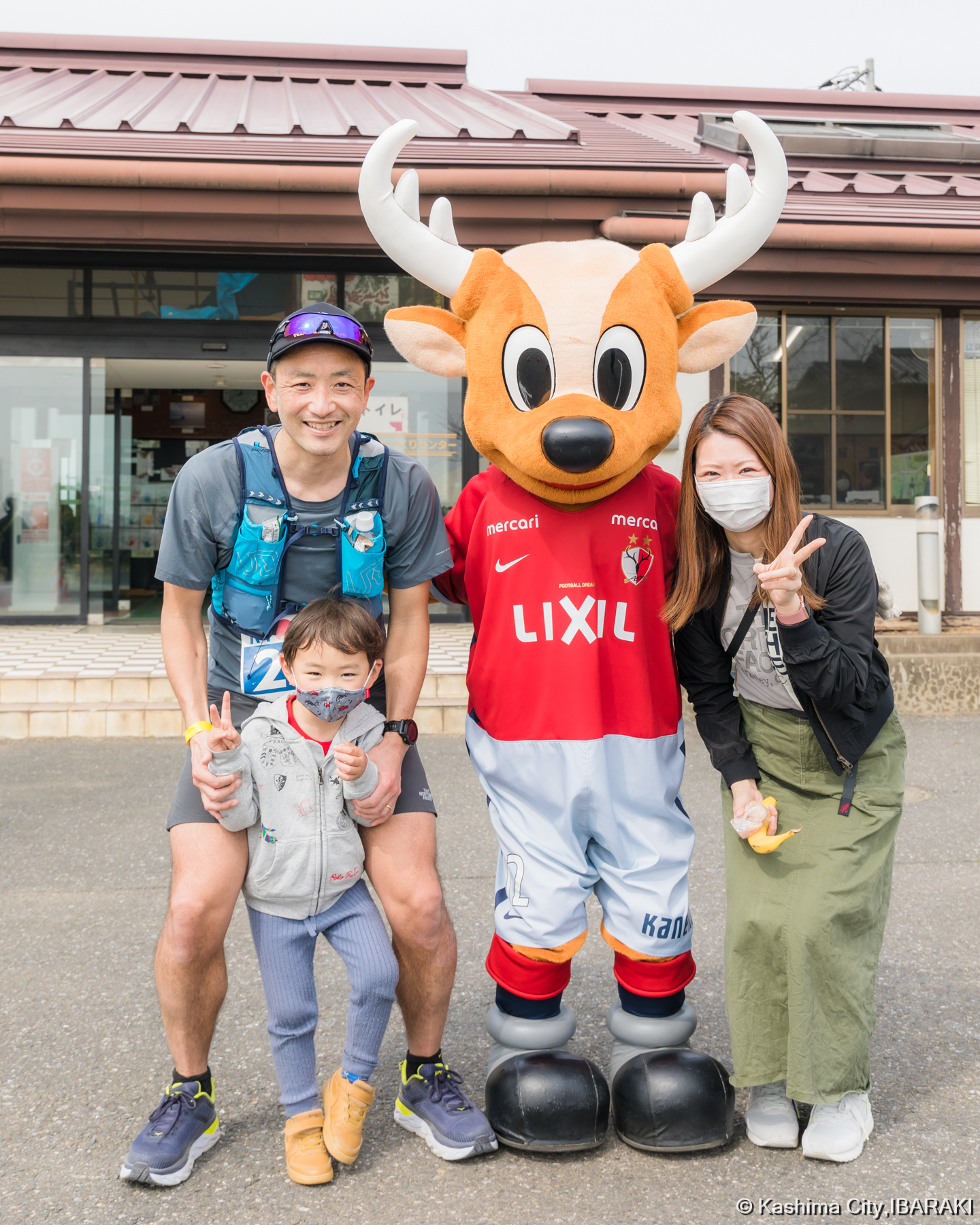 応援に駆けつけた「しかお」とランナー