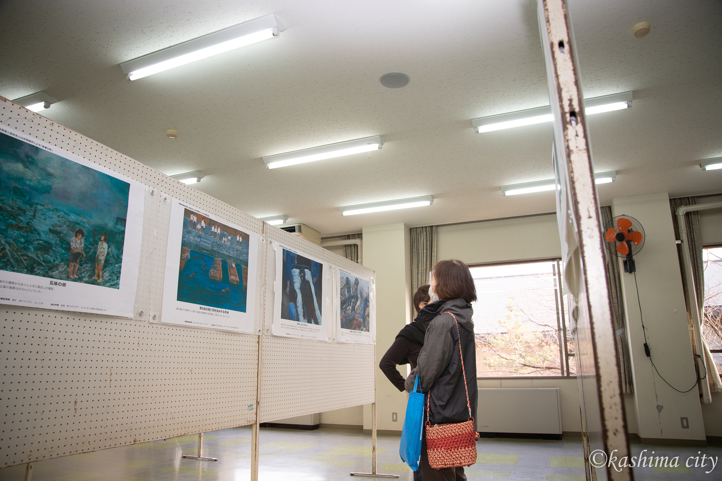 展示された作品（鹿嶋九条の会）を眺める来場者