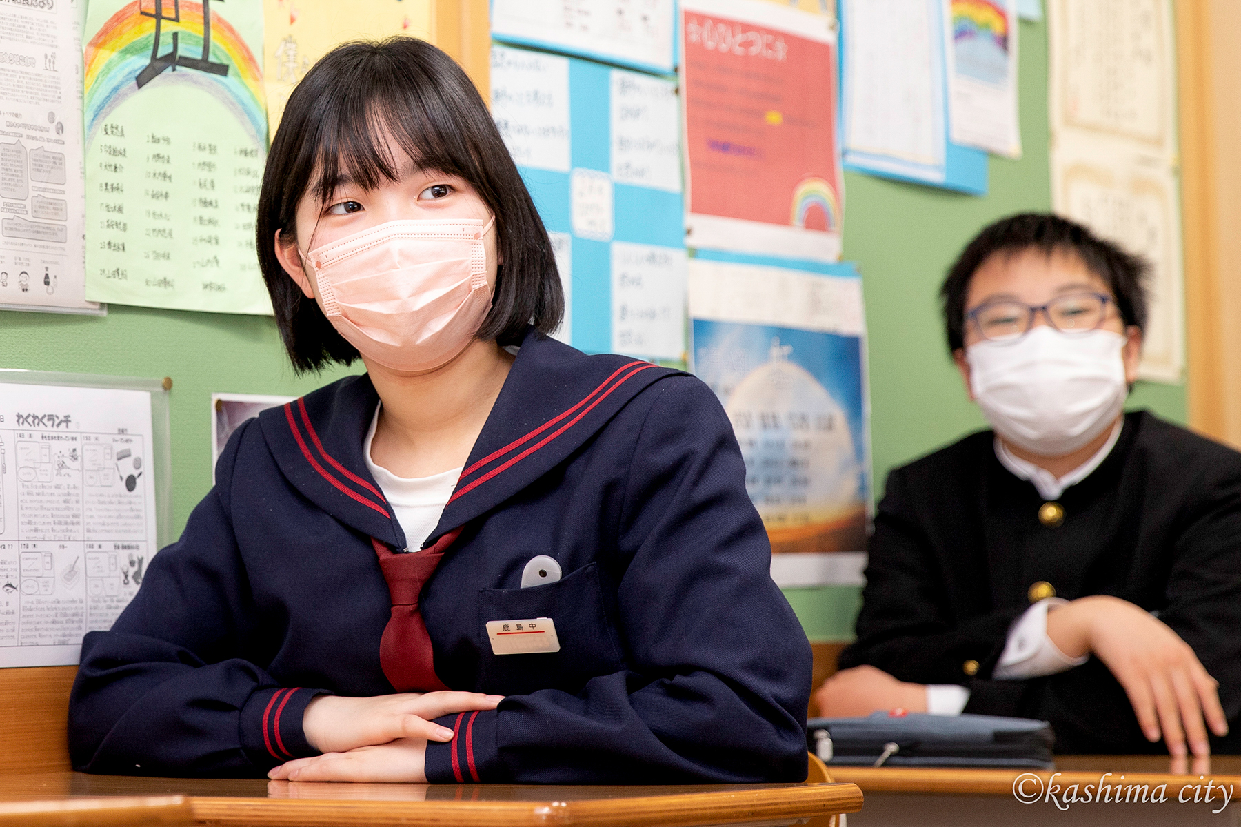 真剣に話を聞く女子生徒