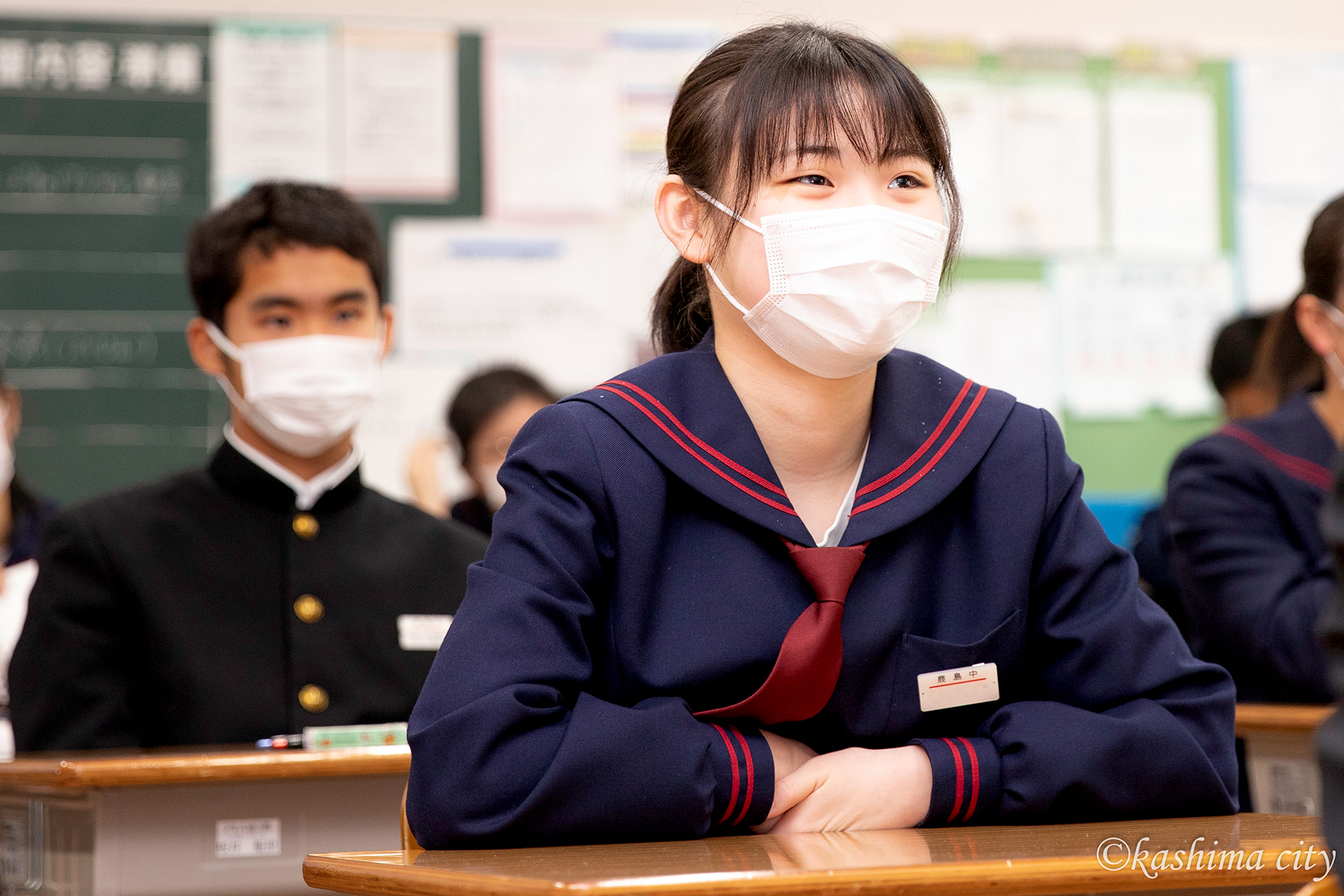 話を聞く女子生徒