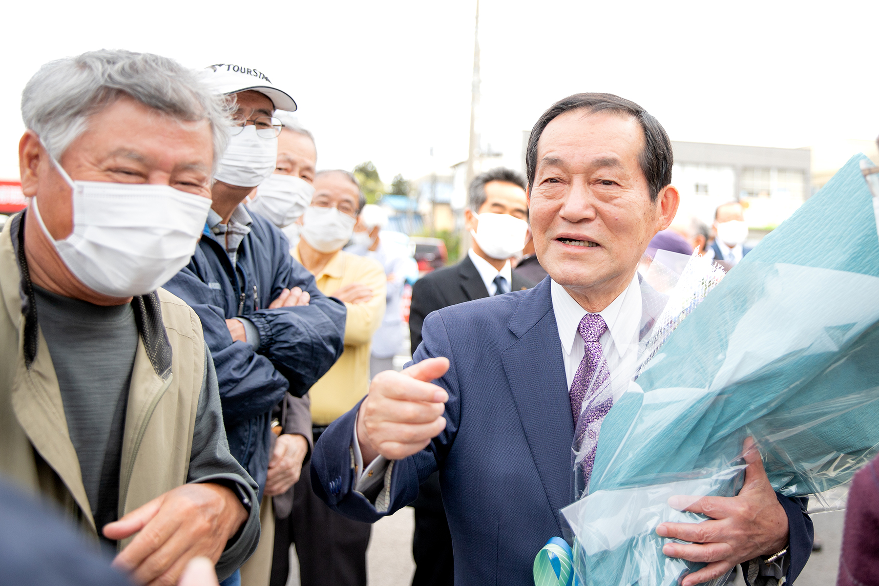 セレモニー後市民に挨拶する錦織孝一市長　2