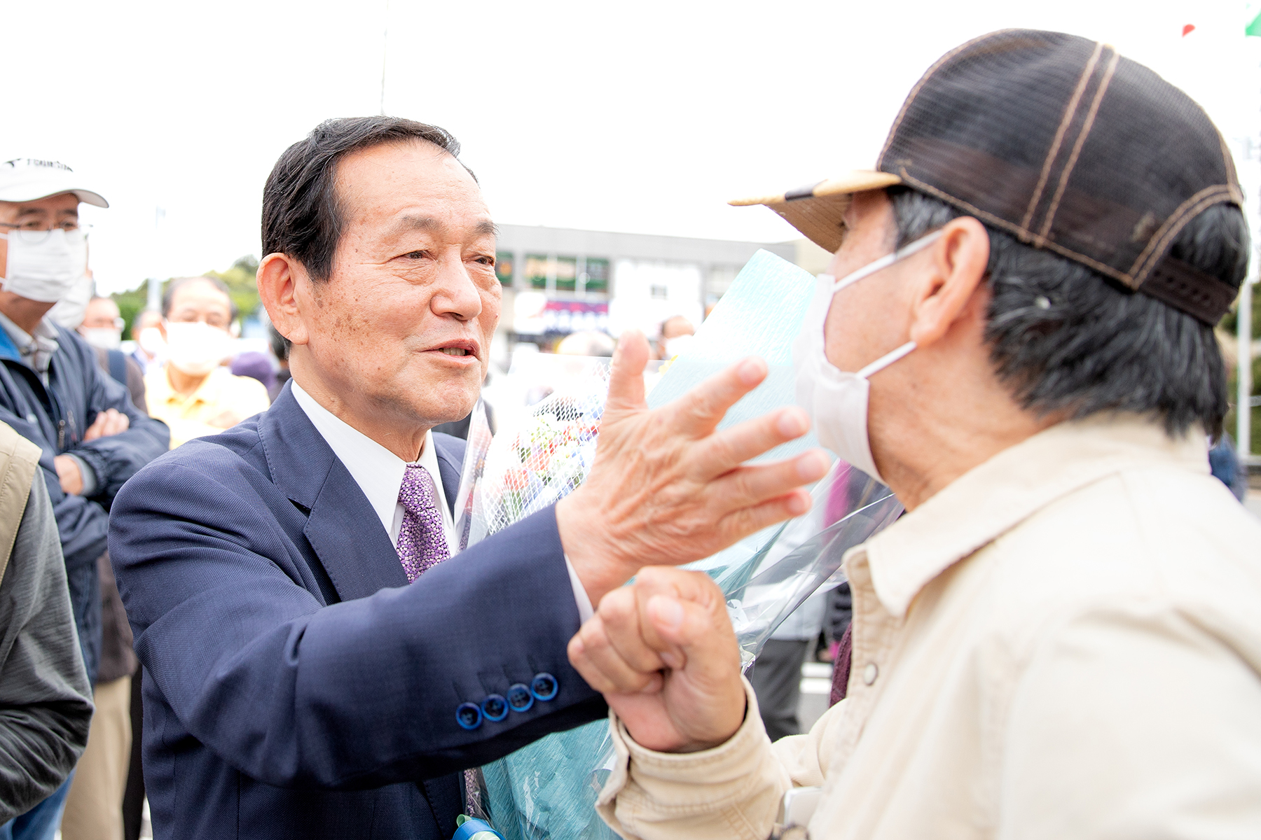 セレモニー後市民に挨拶する錦織孝一市長　3