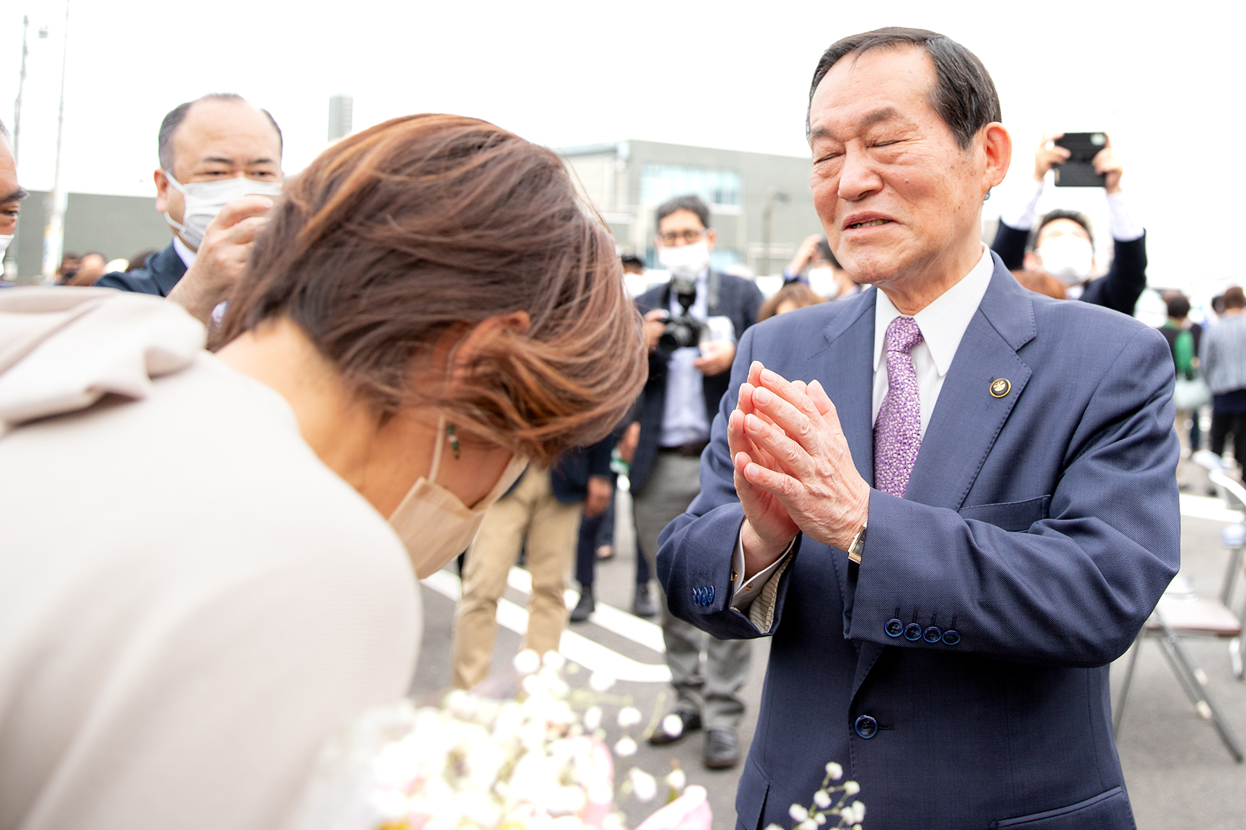 セレモニー後市民に挨拶する錦織孝一市長　7