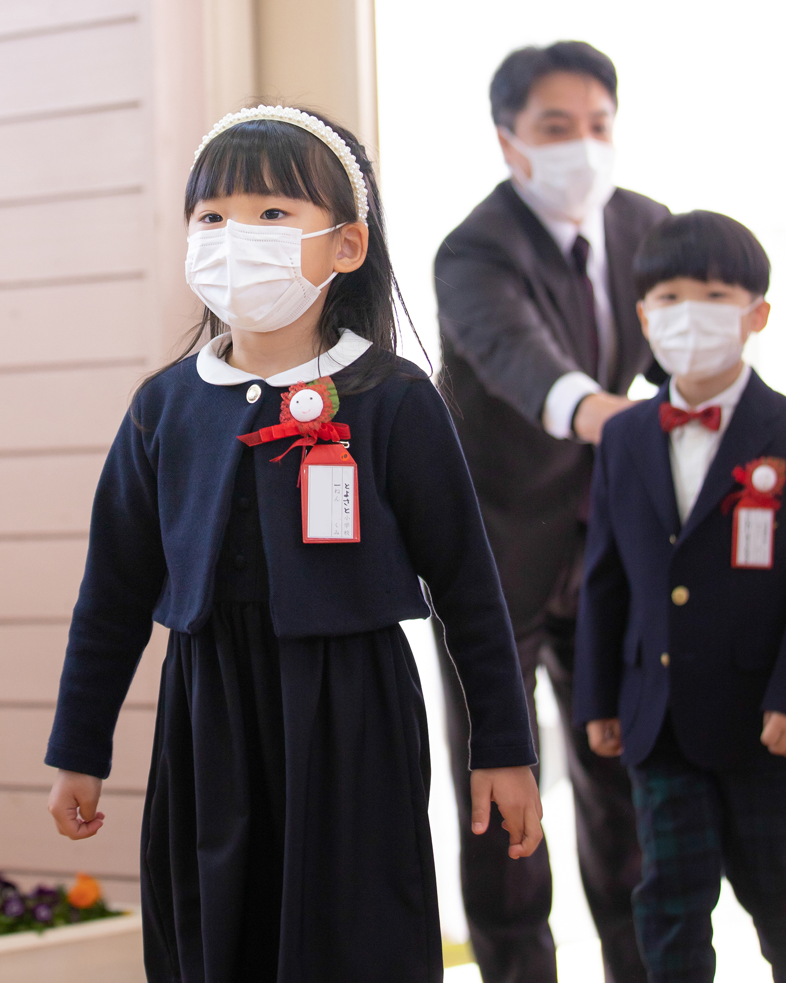 笑顔で入場する新入生　女の子