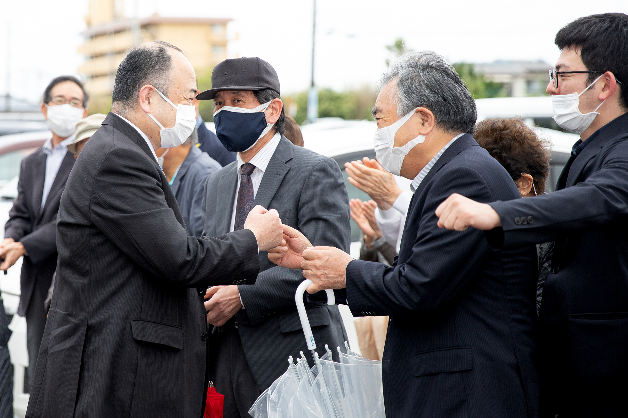 集まった市民にグータッチする田口市長