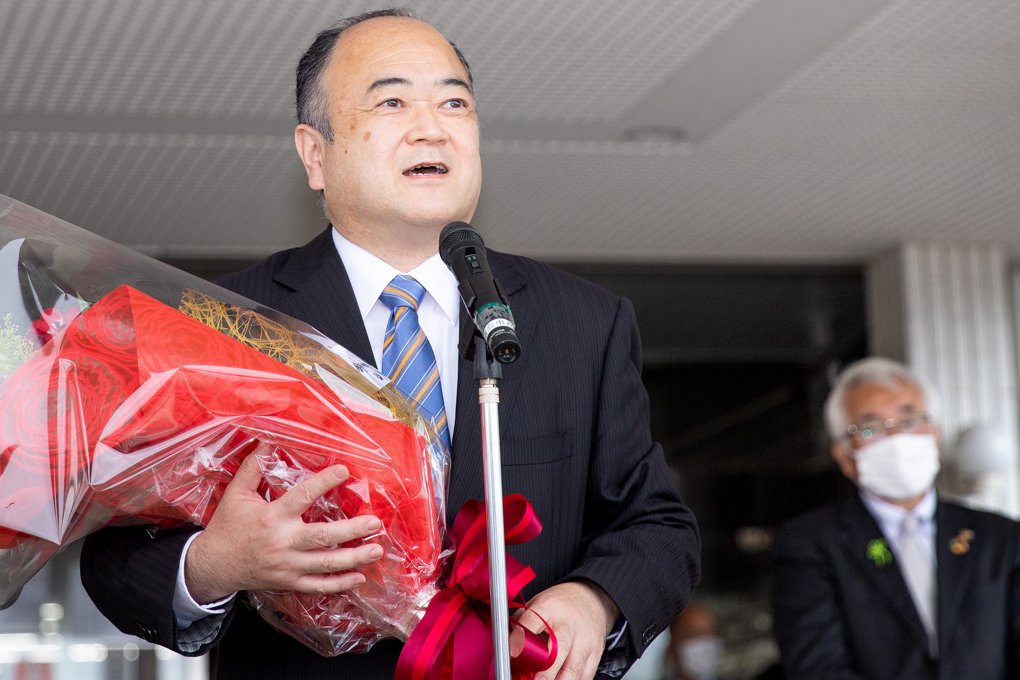 玄関前で笑顔で話す田口伸一市長