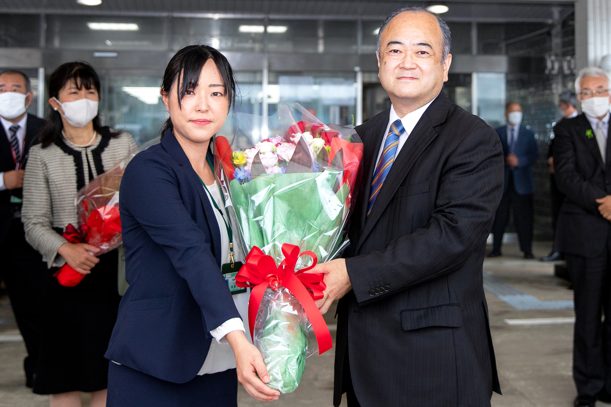 職員から花束を受け取る田口市長