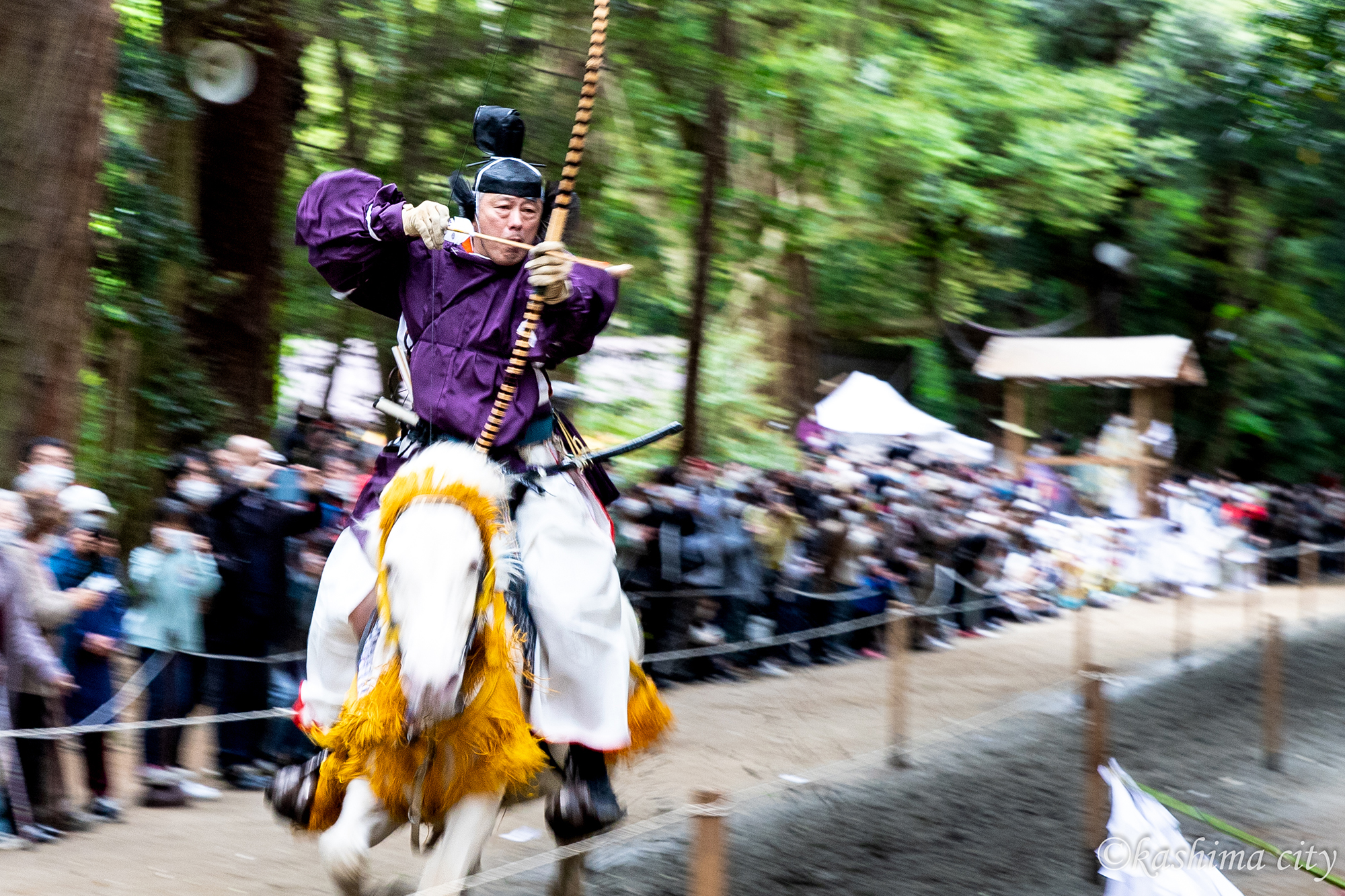 弓を射る騎手　主将