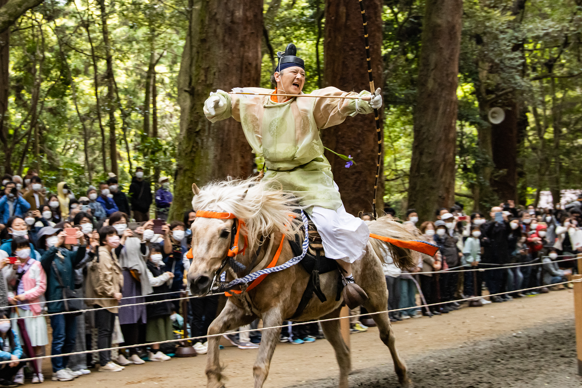 流鏑馬　弓を射る男性騎手3