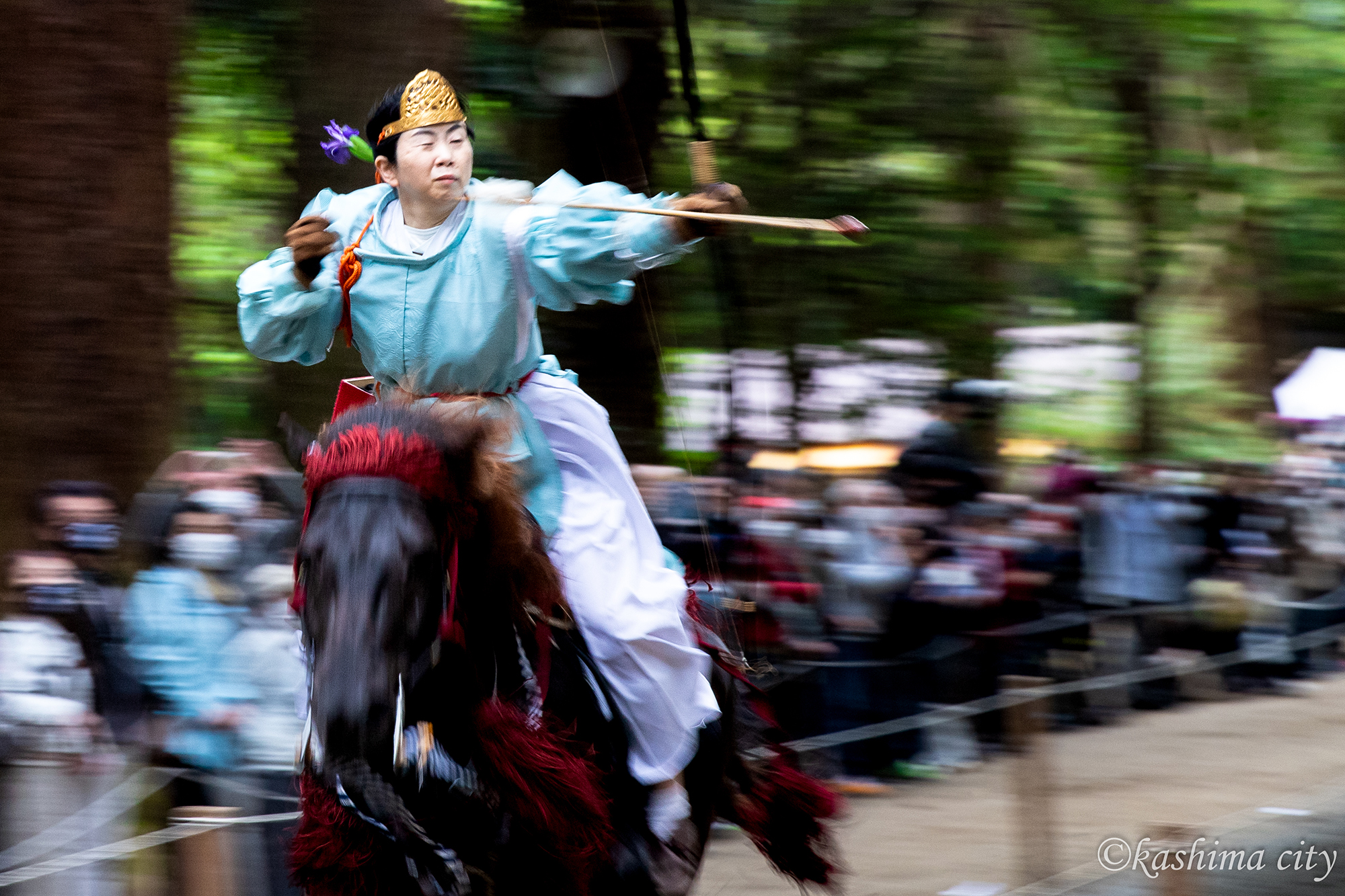 流鏑馬　弓を射る女性騎手4