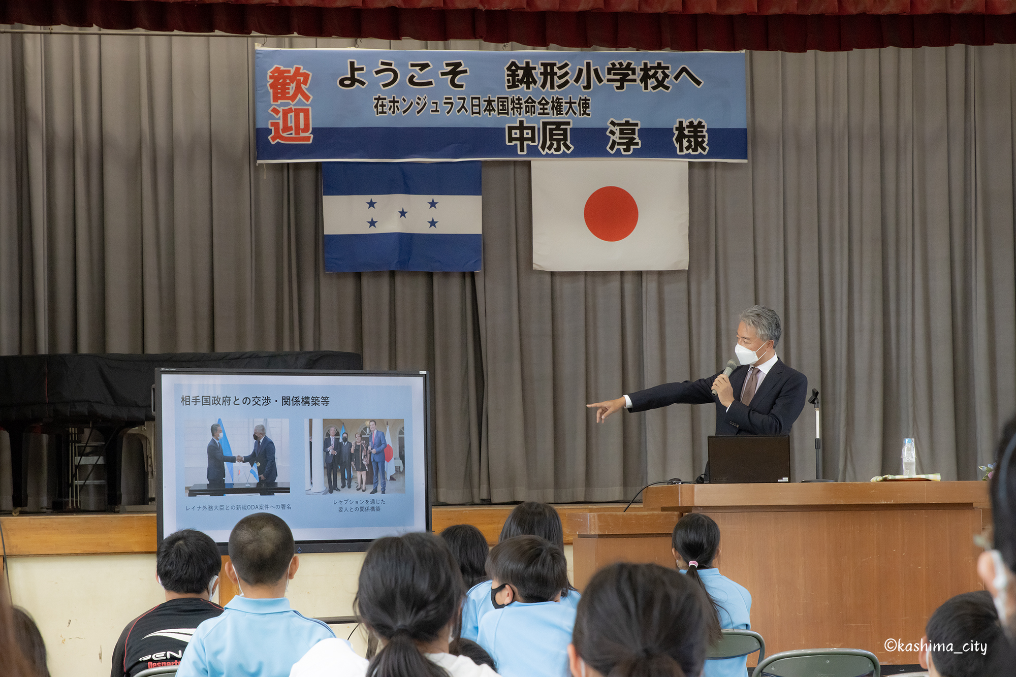 壇上で話をする中原大使②