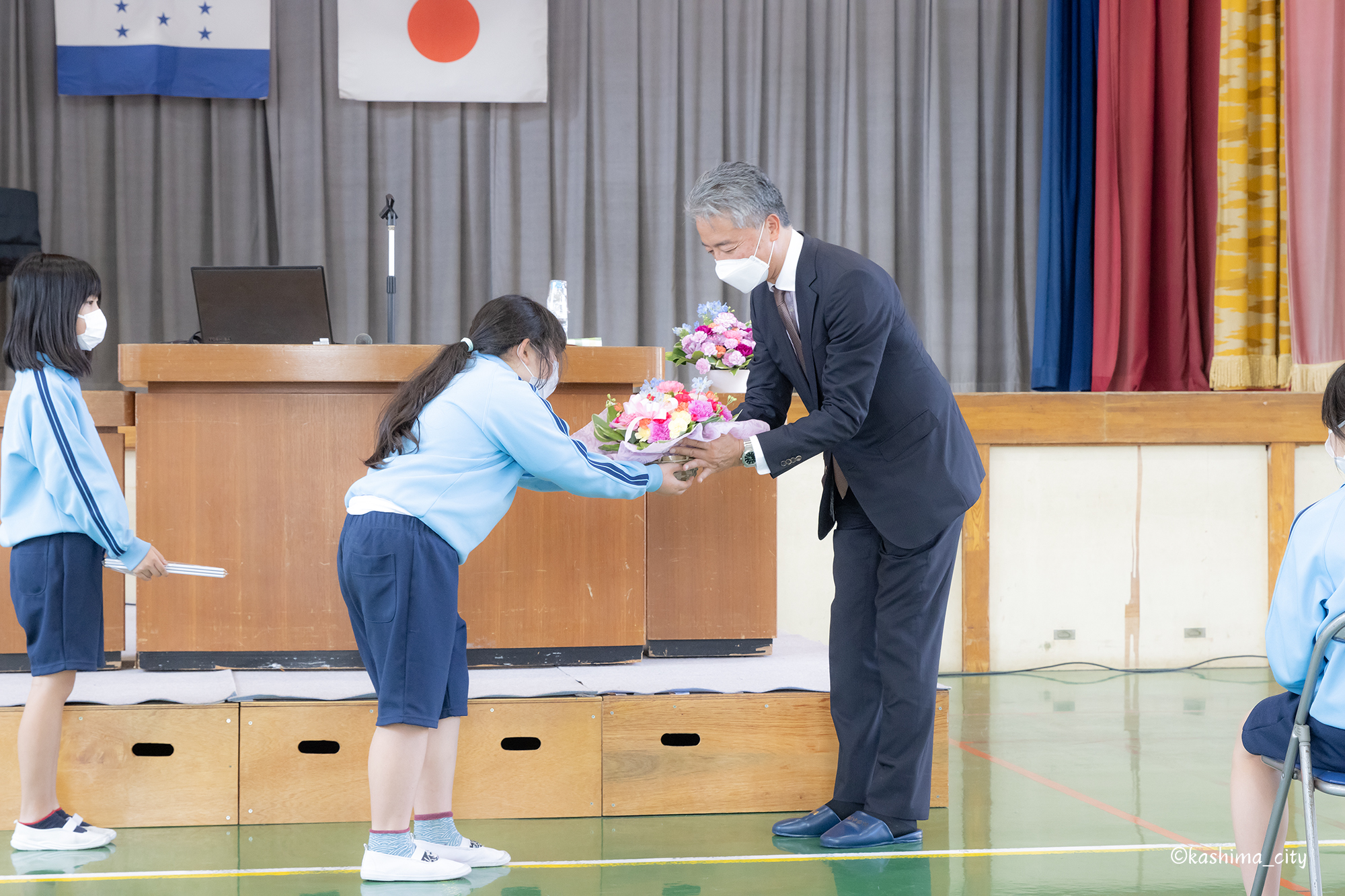 児童から花束を受け取る中原大使