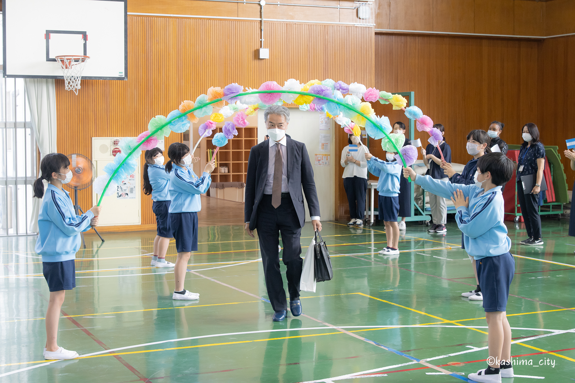 児童たちの手作りアーチで中原大使をお出迎え