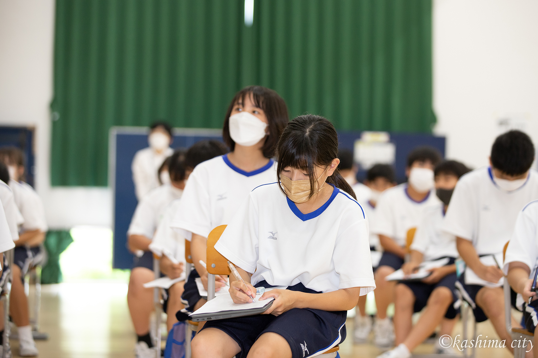 メモを取る女子生徒