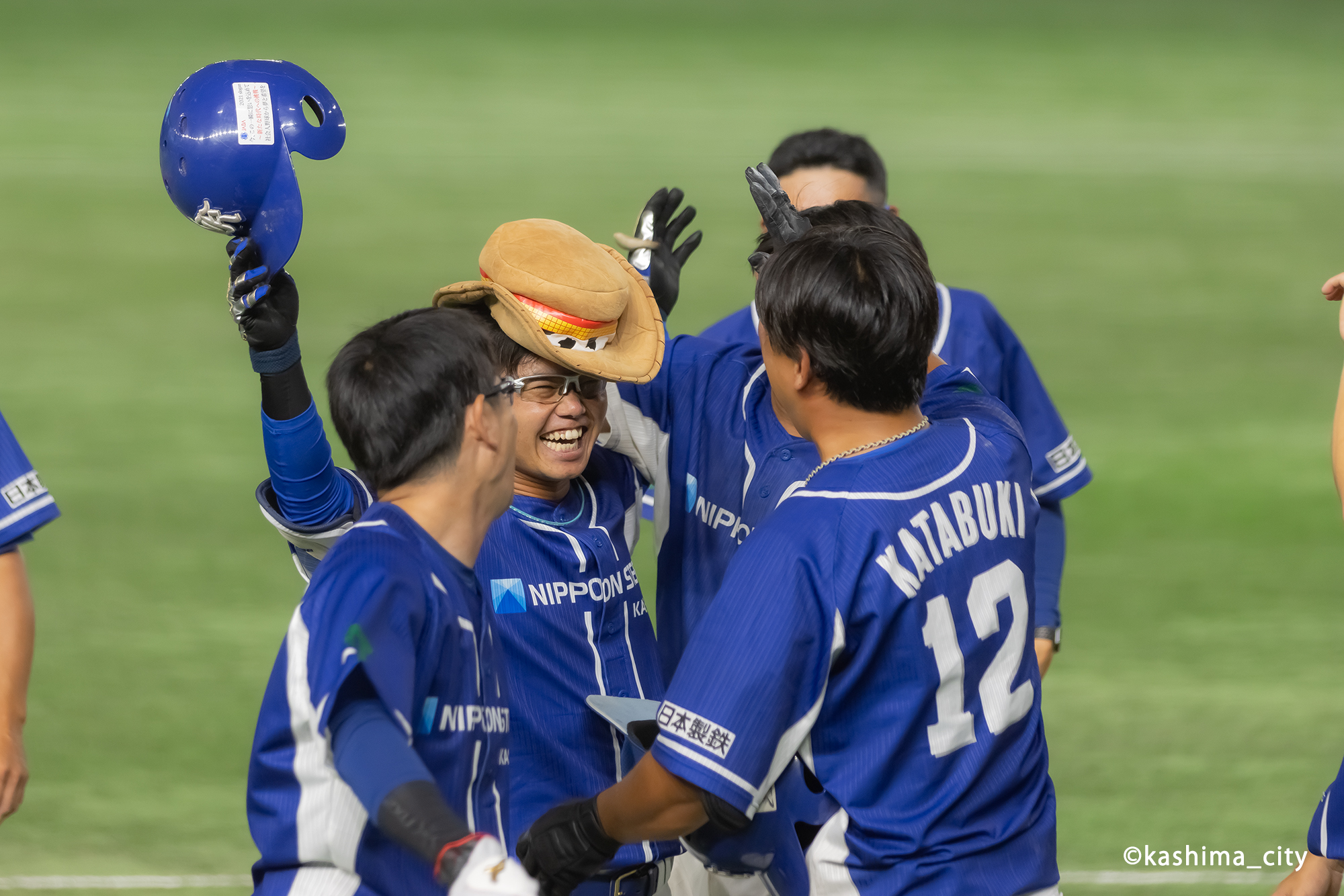 試合に勝ち喜ぶ選手たち