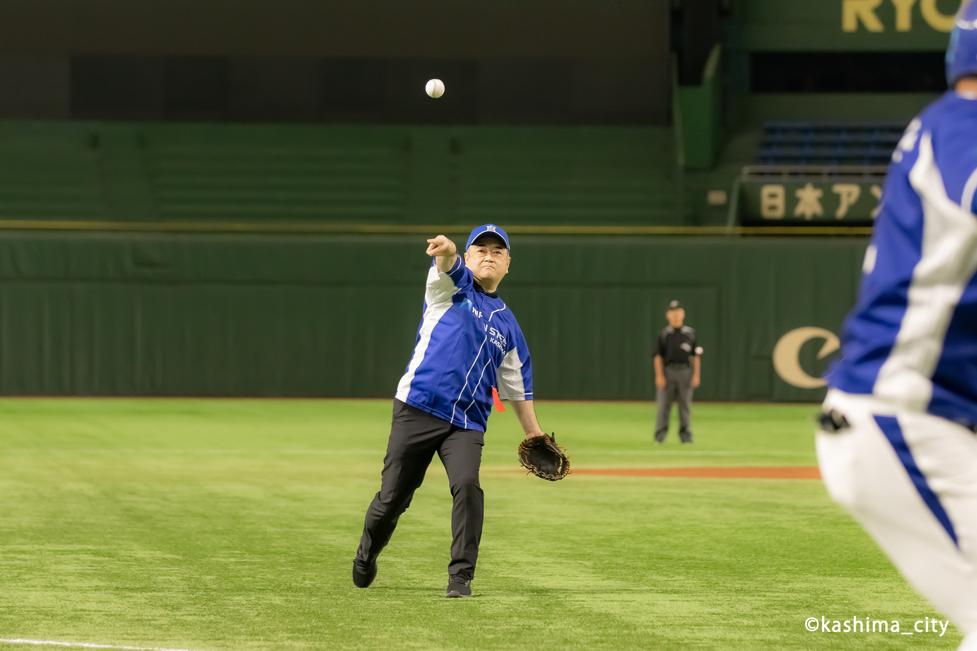 始球式を務める田口伸一鹿嶋市長