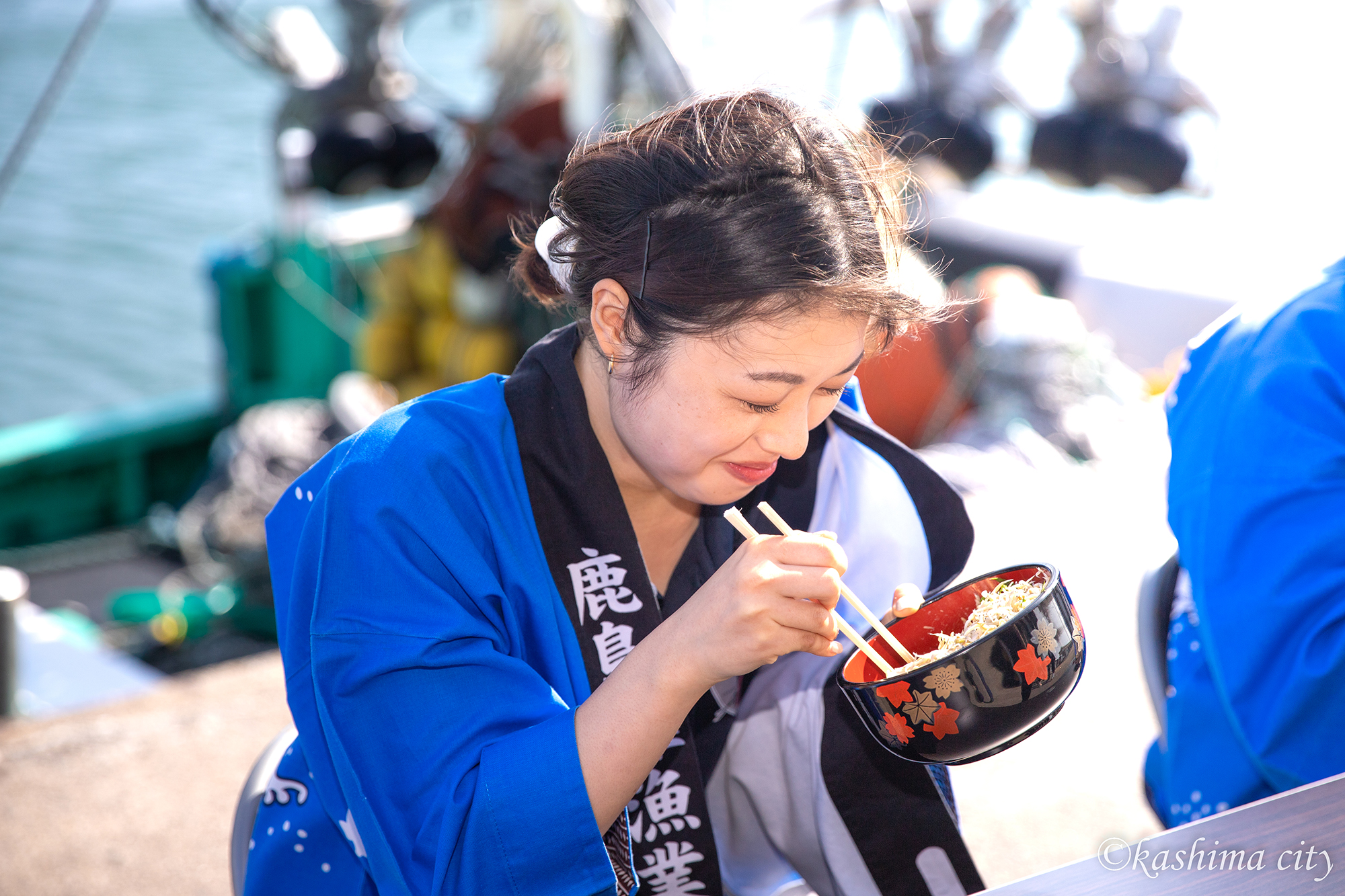 釜揚げしらす丼を食べる女性