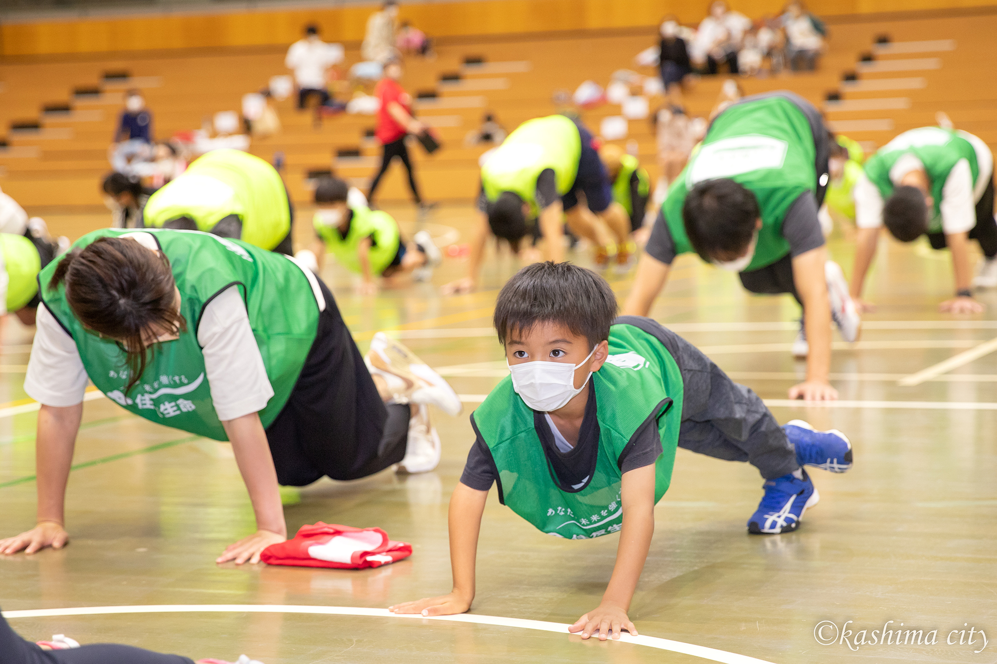 体操選手のアキレス腱のストレッチを実践する参加者