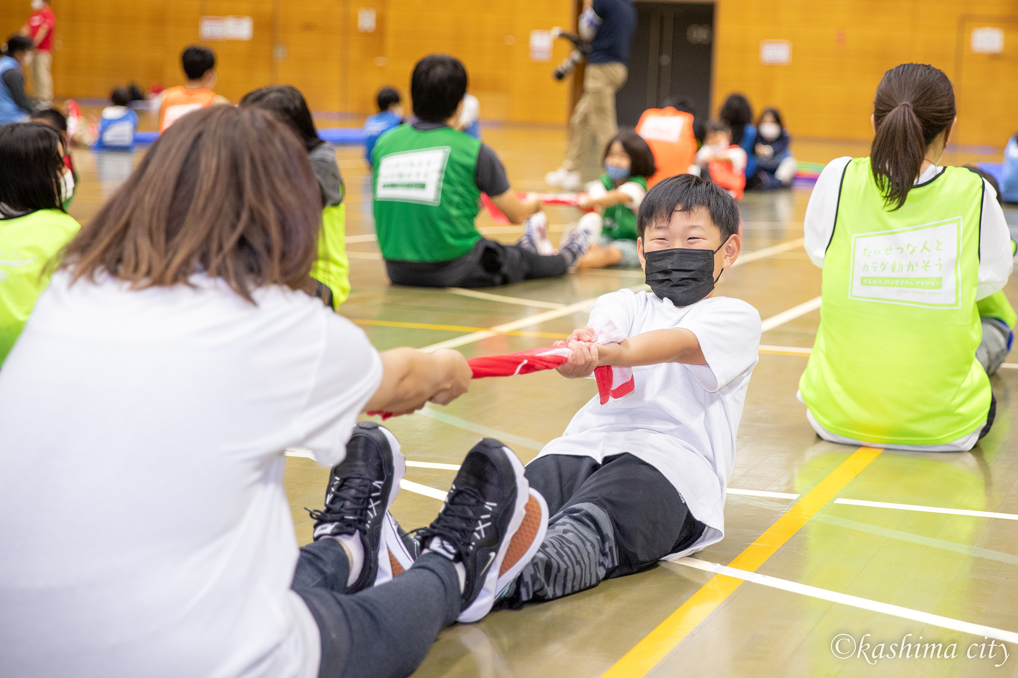 タオルを使った親子でのストレッチ