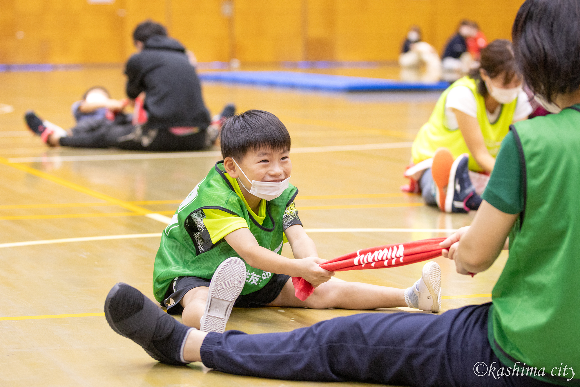 タオルを使った親子でのストレッチ　笑顔がこぼれます