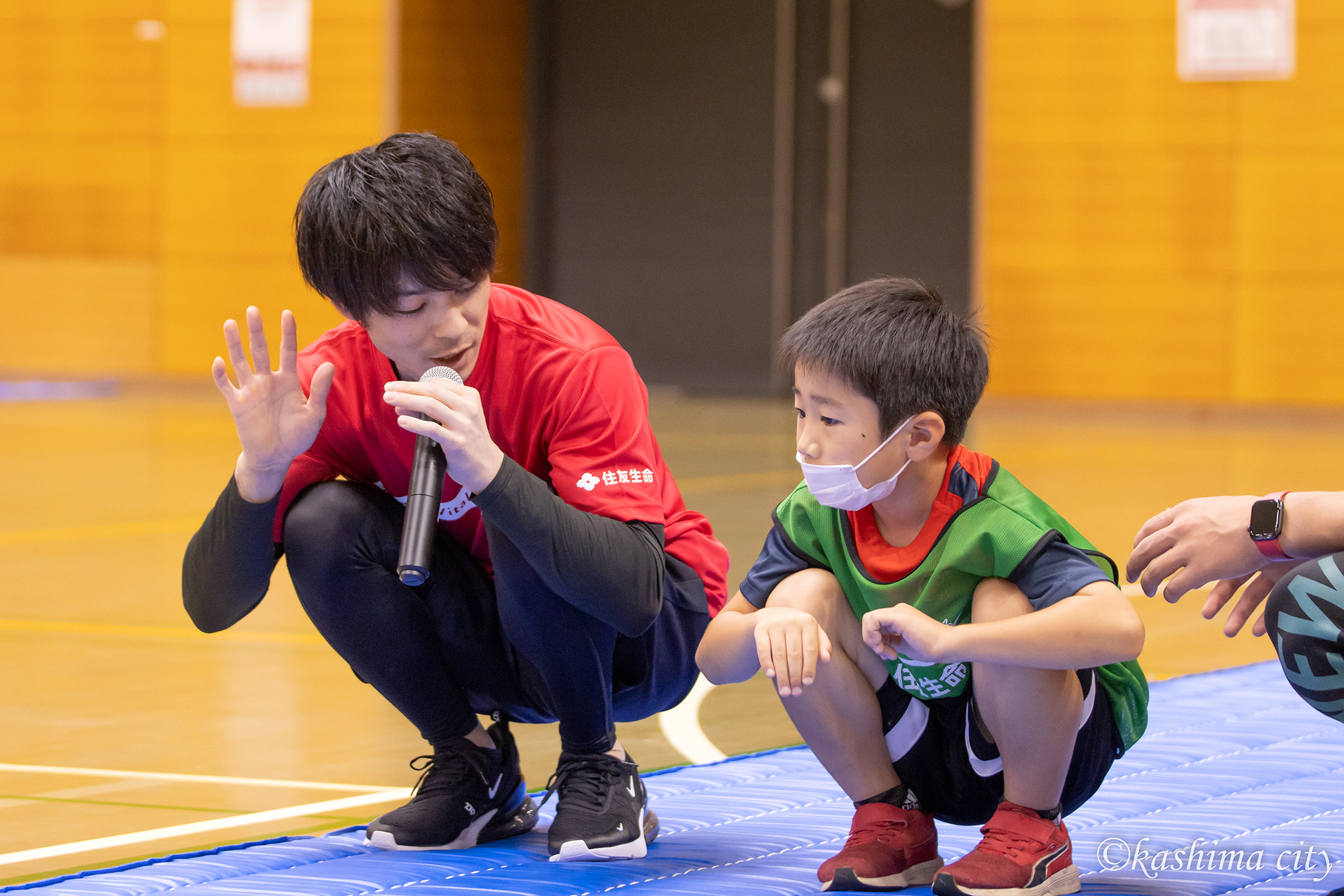 子どもに寄り添って教える様子