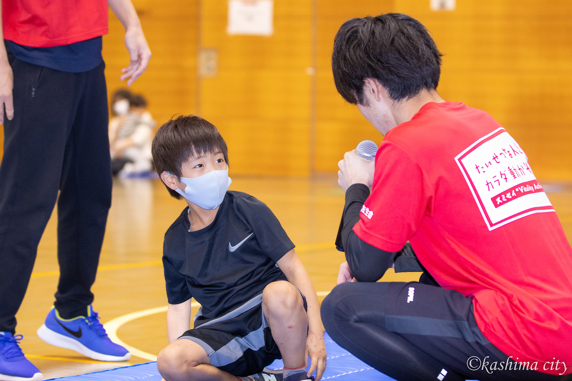 寄り添って教える様子