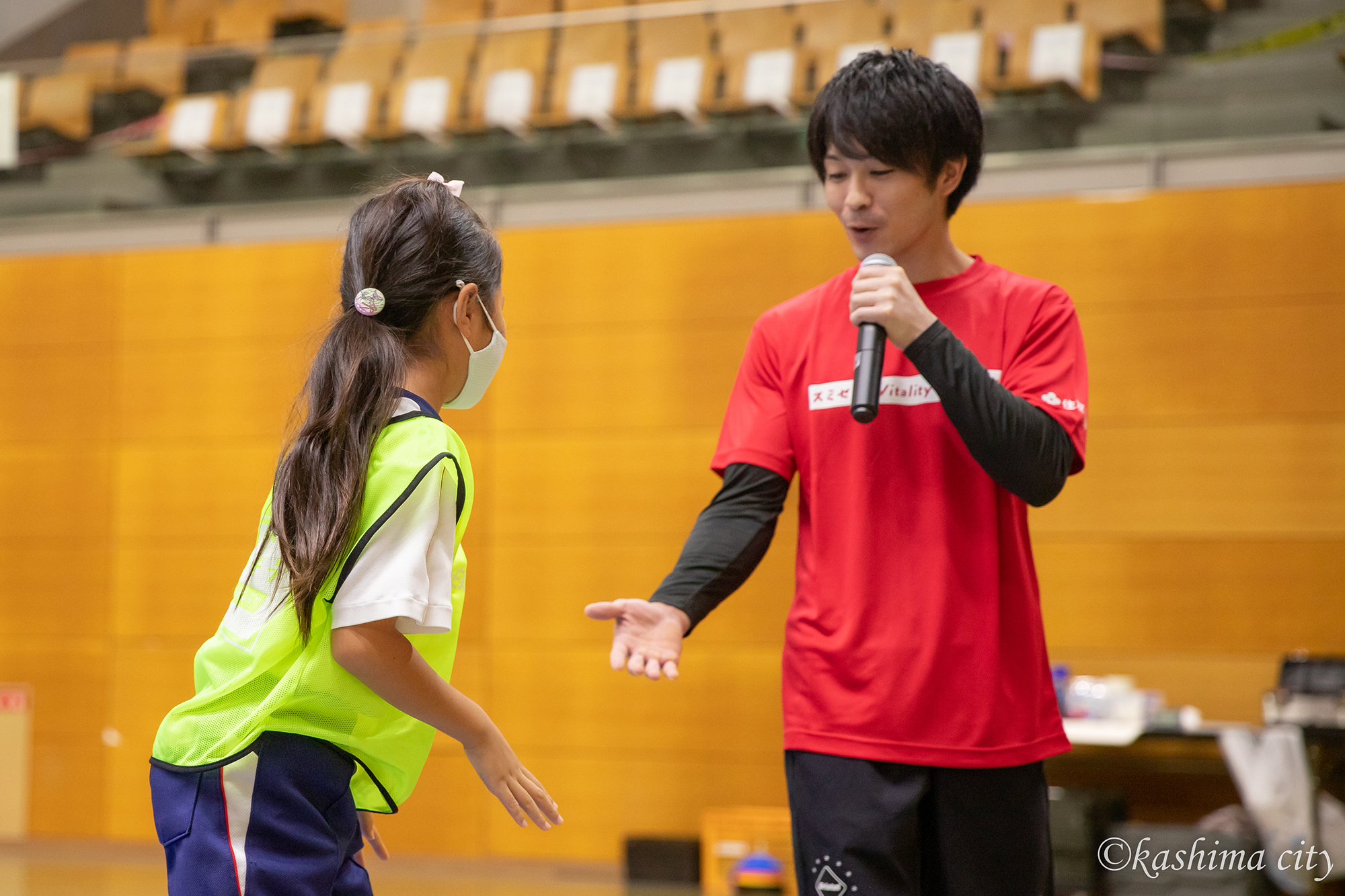 ハイタッチをする内村さんとおんなのこ