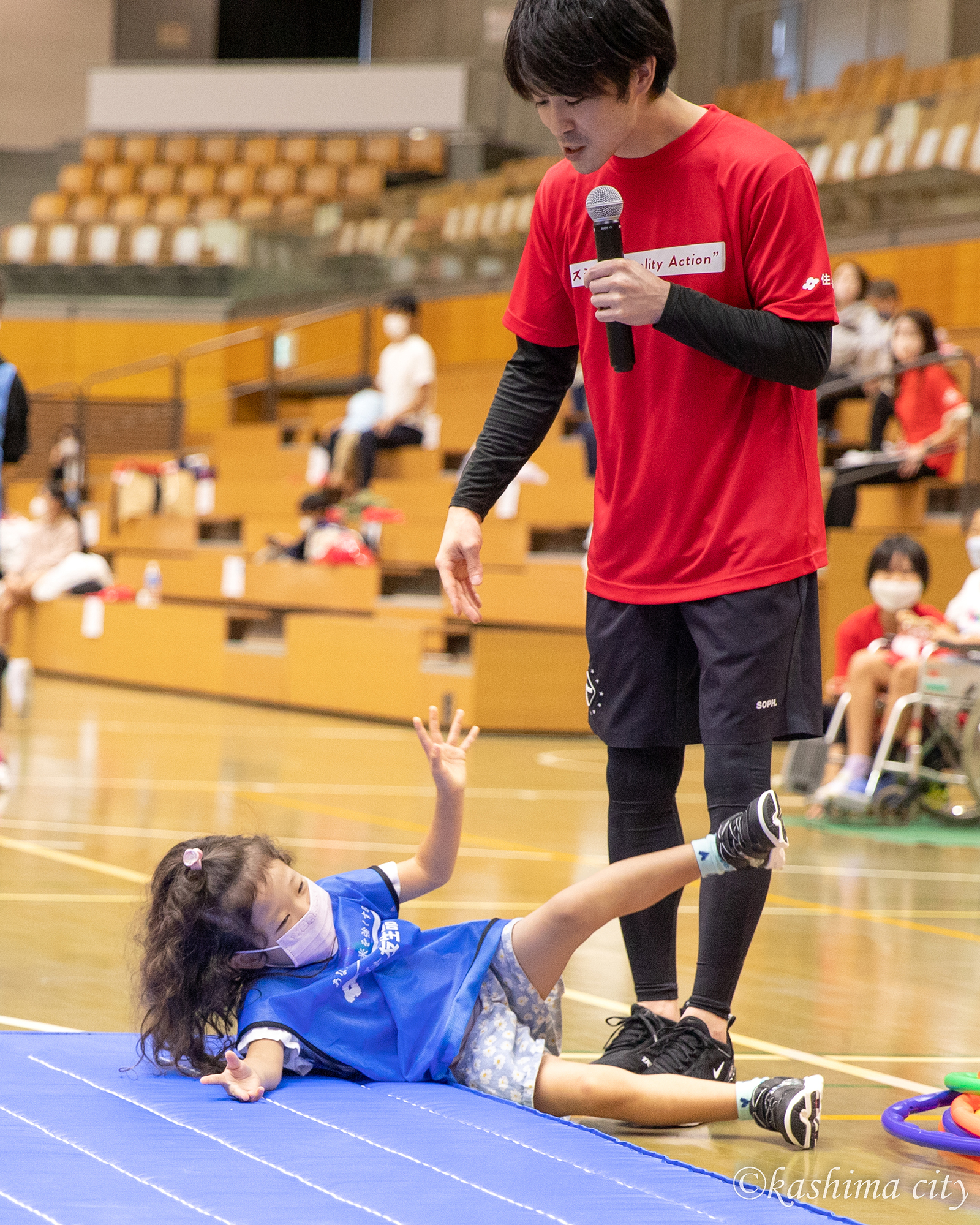 マット運動する女の子をやさしく見守る内村さん