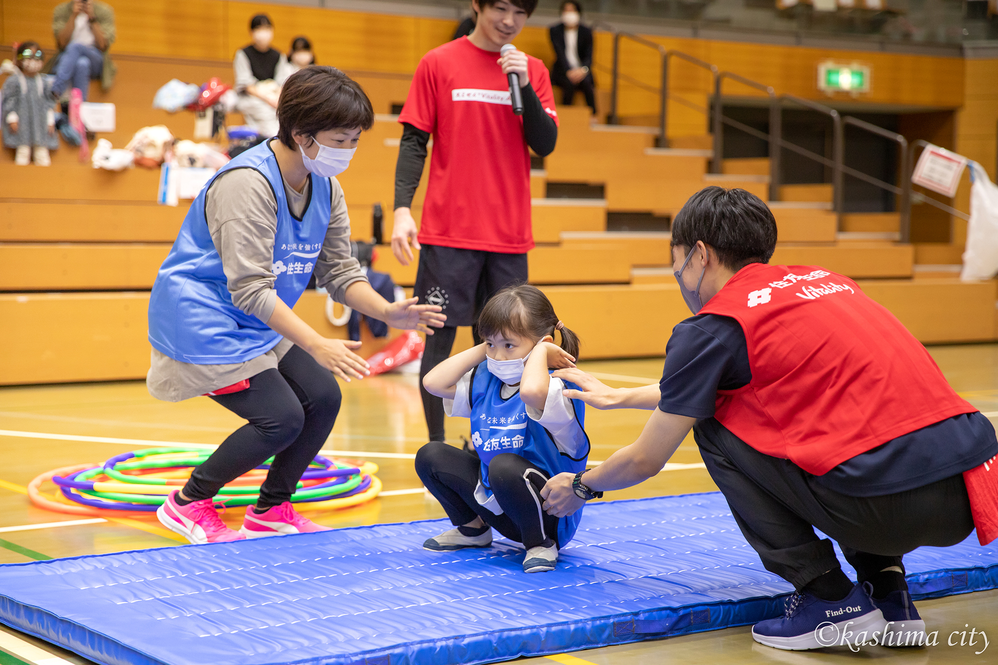 後転をする女の子をやさしく見守る内村さん